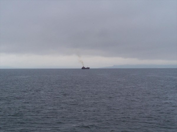 030-Чадящий кораблик в Амурском заливе